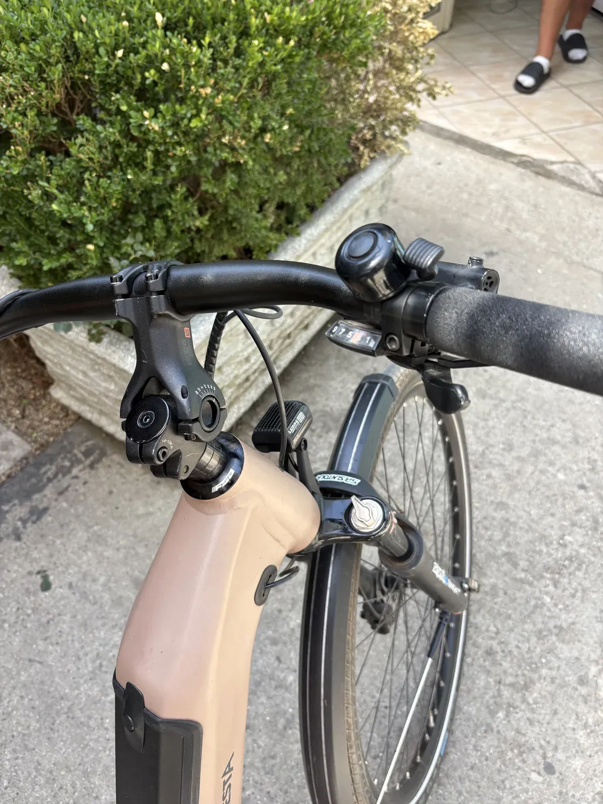 Cresta handlebar, display and step-through frame overview