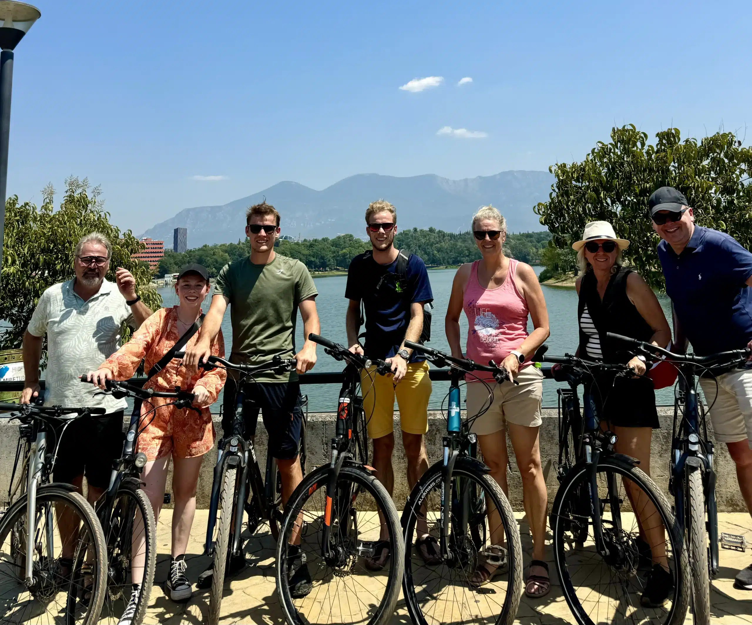 Nederlandse groep op fietstour in Tirana met lokale gids van BikeTirana